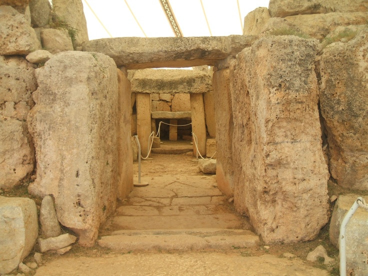  3. Hagar Qim có thể từng là trung tâm thờ cúng nữ thần sinh sản. Nhiều bức tượng nhỏ được tìm thấy tại đây có hình dáng phụ nữ tròn trịa, biểu tượng của sự sinh sôi và phồn thực, cho thấy đền có thể liên quan đến nghi lễ tôn thờ nữ thần sinh sản. Ảnh: Pinterest.