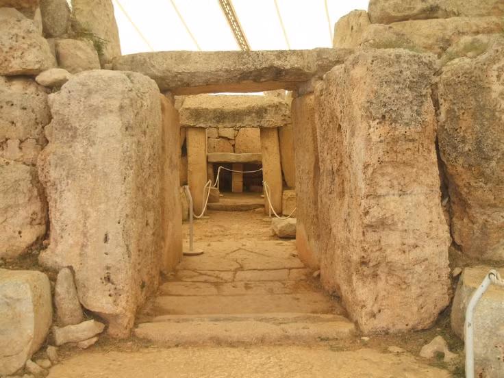  3. Hagar Qim có thể từng là trung tâm thờ cúng nữ thần sinh sản. Nhiều bức tượng nhỏ được tìm thấy tại đây có hình dáng phụ nữ tròn trịa, biểu tượng của sự sinh sôi và phồn thực, cho thấy đền có thể liên quan đến nghi lễ tôn thờ nữ thần sinh sản. Ảnh: Pinterest.