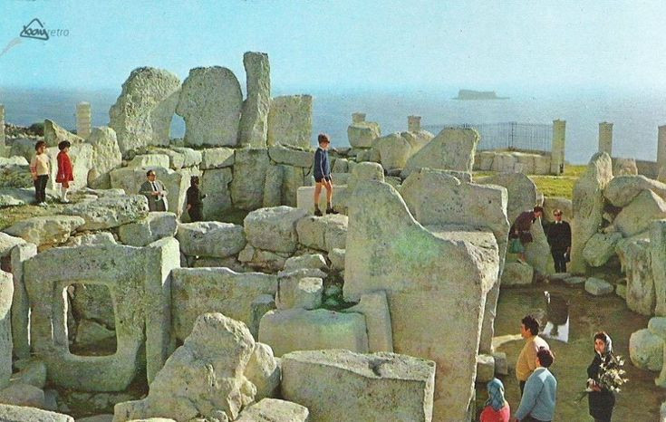  5. Vị trí của đền có thể liên quan đến các hiện tượng thiên văn. Cấu trúc của Hagar Qim được sắp xếp sao cho ánh sáng mặt trời chiếu vào các điểm nhất định trong những ngày đặc biệt như hạ chí và thu phân, giống như một dạng lịch cổ đại giúp con người theo dõi thời gian. Ảnh: Pinterest.