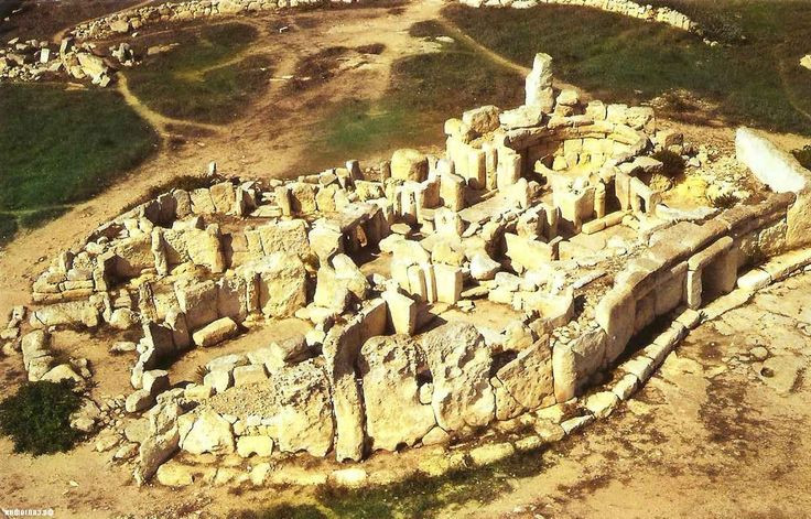  6. Đền từng bị chôn vùi trong hàng thế kỷ. Khi được phát hiện vào thế kỷ 19, Hagar Qim gần như bị bao phủ hoàn toàn bởi đất đá và chỉ được khai quật dần dần trong các cuộc nghiên cứu khảo cổ sau đó. Ảnh: Pinterest.