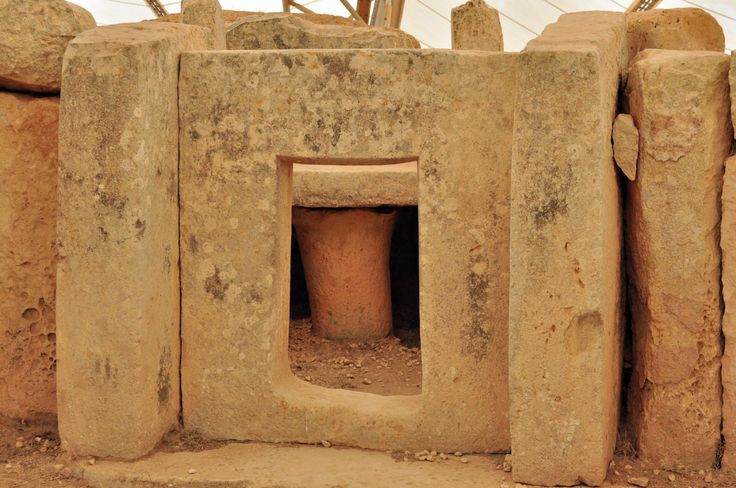  4. Đền có một cánh cửa đá khổng lồ bí ẩn. Một trong những điểm đặc biệt của Hagar Qim là một cánh cửa đá lớn với lỗ vuông khoét ở trung tâm. Các nhà nghiên cứu tin rằng lỗ vuông này có thể liên quan đến các nghi lễ thiên văn hoặc tôn giáo cổ đại. Ảnh: Pinterest.