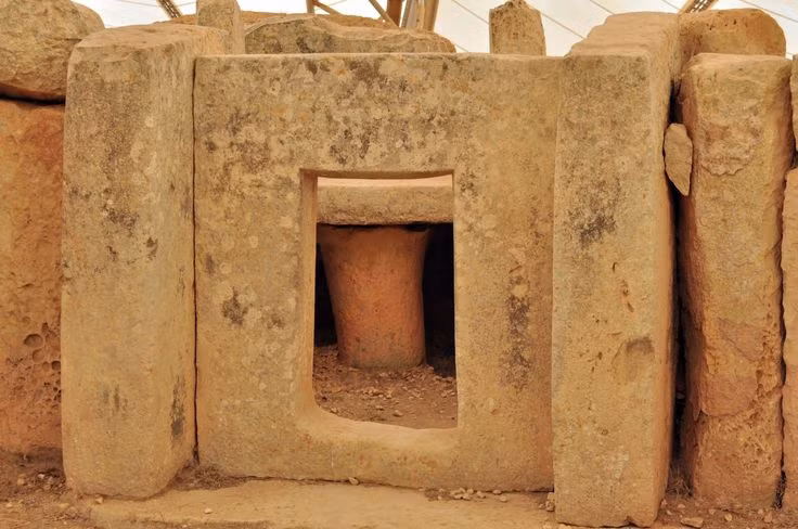  4. Đền có một cánh cửa đá khổng lồ bí ẩn. Một trong những điểm đặc biệt của Hagar Qim là một cánh cửa đá lớn với lỗ vuông khoét ở trung tâm. Các nhà nghiên cứu tin rằng lỗ vuông này có thể liên quan đến các nghi lễ thiên văn hoặc tôn giáo cổ đại. Ảnh: Pinterest.