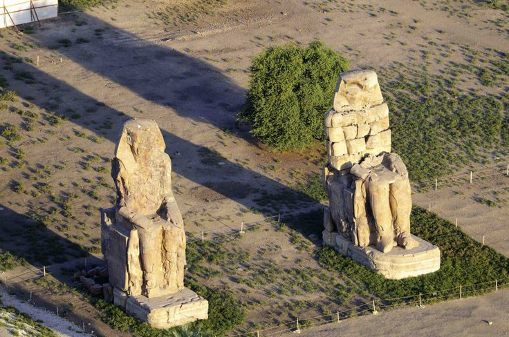  8. Vẫn là một trong những điểm thu hút khách du lịch nổi tiếng nhất Ai Cập. Ngày nay, Colossi của Memnon là một điểm đến không thể bỏ qua đối với những ai muốn khám phá lịch sử Ai Cập cổ đại, thu hút hàng nghìn du khách mỗi năm. Ảnh: Pinterest.