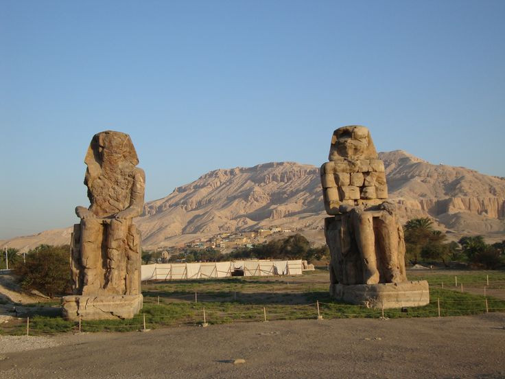  5. Đã bị hư hại do động đất. Vào năm 27 TCN, một trận động đất mạnh đã làm nứt gãy một phần của bức tượng phía bắc, có thể là nguyên nhân dẫn đến âm thanh bí ẩn mà nó từng phát ra. Ảnh: Pinterest.