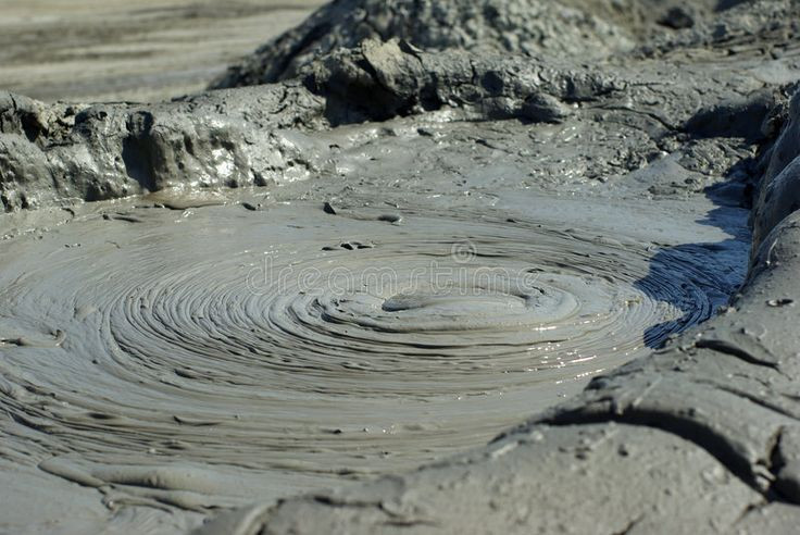  4. Azerbaijan được mệnh danh là "thủ đô của núi lửa bùn". Khoảng một phần ba tổng số núi lửa bùn trên thế giới nằm ở Azerbaijan, nơi có hơn 400 núi lửa bùn với nhiều hình dạng và kích thước khác nhau. Ảnh: Pinterest.