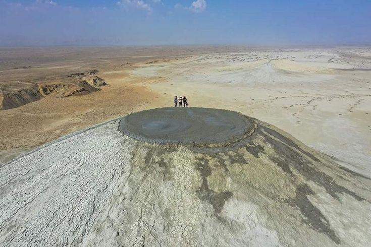  7. Núi lửa bùn có thể tiết lộ thông tin về hoạt động địa chất. Các nhà khoa học nghiên cứu núi lửa bùn để tìm hiểu về cấu trúc địa chất bên dưới bề mặt Trái Đất, cũng như dự đoán các trận động đất hoặc biến đổi khí hậu. Ảnh: Pinterest.