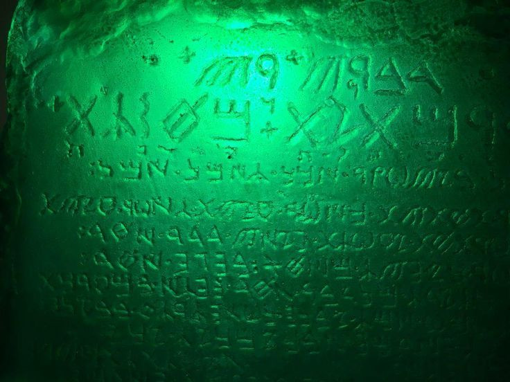  7. Ảnh hưởng lớn đến triết học và khoa học. Văn bản này không chỉ ảnh hưởng đến giả kim thuật mà còn truyền cảm hứng cho triết học huyền bí và cả khoa học hiện đại. Nhà khoa học Isaac Newton từng dịch nó sang tiếng Anh. Ảnh: Pinterest.