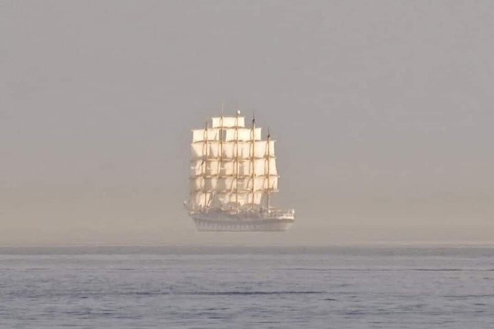  5. Là nguyên nhân của nhiều truyền thuyết. Trong quá khứ, Fata Morgana được cho là nguyên nhân khiến các thủy thủ nhìn thấy những hòn đảo bay, thành phố nổi hoặc những con tàu ma huyền bí giữa đại dương. Ảnh: Pinterest.