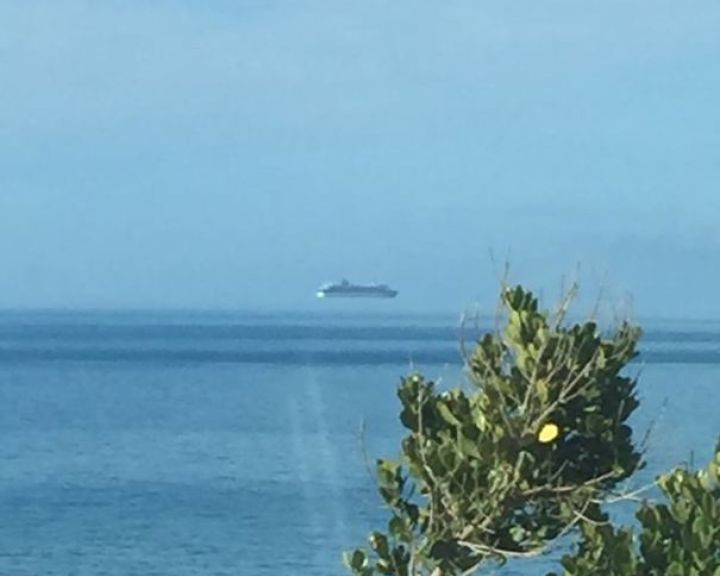  7. Có thể quan sát được trên đất liền. Mặc dù thường thấy trên biển, Fata Morgana cũng có thể xuất hiện trên sa mạc, đồng bằng băng giá hay đường cao tốc vào những ngày nóng, khi không khí nóng gần mặt đất làm bẻ cong ánh sáng. Ảnh: Pinterest.