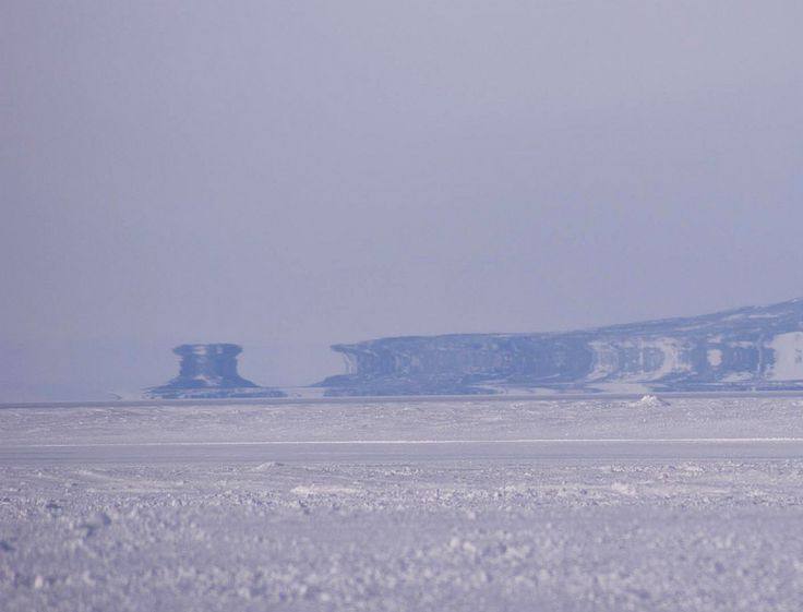  6. Thường bị nhầm với đảo ma. Trong nhiều thế kỷ, các nhà thám hiểm đã ghi nhận sự xuất hiện của những hòn đảo bí ẩn mà sau đó không bao giờ tìm thấy nữa, nhiều khả năng đó chính là ảo ảnh Fata Morgana. Ảnh: Pinterest.