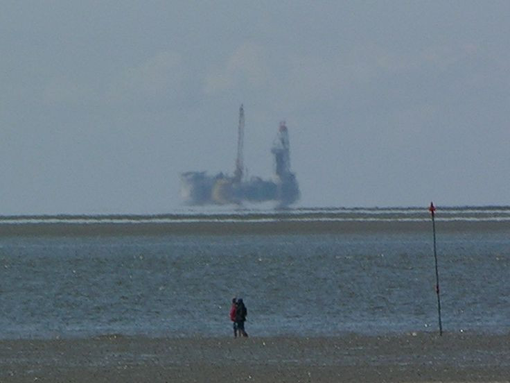  4. Có thể khiến tàu thuyền trông như đang bay. Khi ánh sáng bị bẻ cong bởi các lớp không khí có nhiệt độ khác nhau, hình ảnh của tàu thuyền có thể bị kéo dài hoặc nâng cao, khiến chúng trông như đang lơ lửng trên bầu trời. Ảnh: Pinterest.