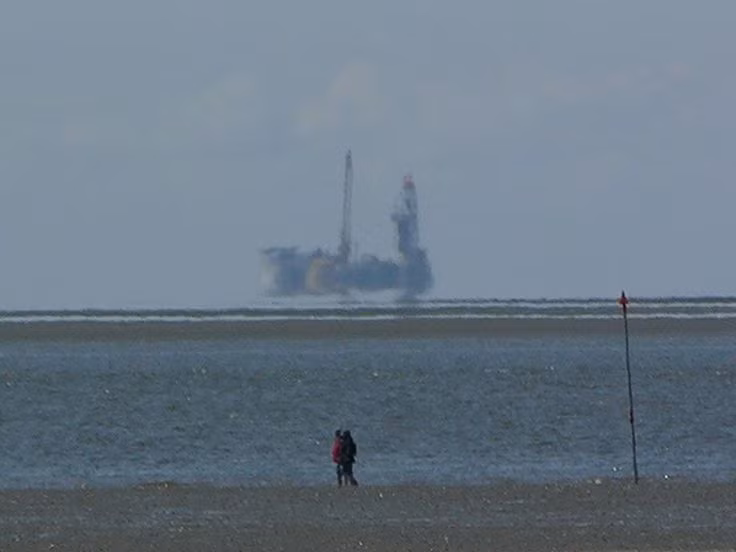  4. Có thể khiến tàu thuyền trông như đang bay. Khi ánh sáng bị bẻ cong bởi các lớp không khí có nhiệt độ khác nhau, hình ảnh của tàu thuyền có thể bị kéo dài hoặc nâng cao, khiến chúng trông như đang lơ lửng trên bầu trời. Ảnh: Pinterest.