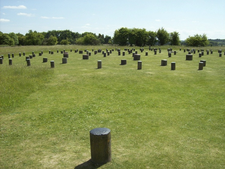  3. Gỗ từng được sử dụng thay vì đá. Không giống như Stonehenge với những khối đá khổng lồ, Woodhenge ban đầu được xây dựng bằng các cột gỗ lớn, nhưng theo thời gian, gỗ đã bị phân hủy hoàn toàn. Ảnh: Pinterest.