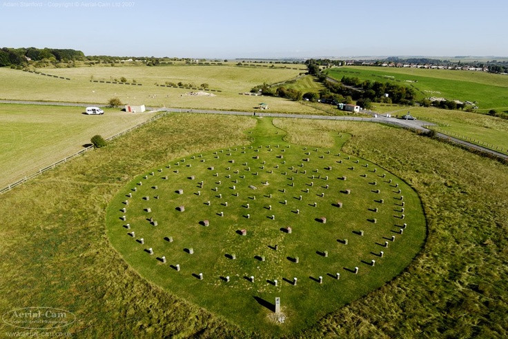  1. Woodhenge được phát hiện nhờ ảnh chụp từ trên không. Vào năm 1925, nhà khảo cổ Alexander Keiller đã nhận thấy dấu vết của công trình này khi phân tích ảnh chụp trên không, dẫn đến các cuộc khai quật và phát hiện quan trọng. Ảnh: Pinterest.