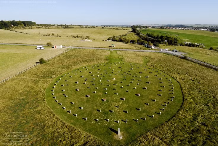  1. Woodhenge được phát hiện nhờ ảnh chụp từ trên không. Vào năm 1925, nhà khảo cổ Alexander Keiller đã nhận thấy dấu vết của công trình này khi phân tích ảnh chụp trên không, dẫn đến các cuộc khai quật và phát hiện quan trọng. Ảnh: Pinterest.