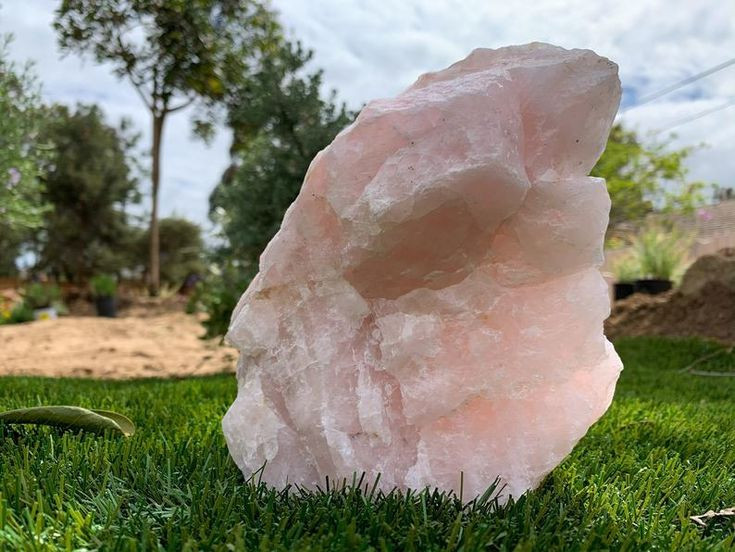  8. Một trong những tinh thể thạch anh lớn nhất thế giới được tìm thấy ở Brazil. Khối tinh thể này nặng hơn 44 tấn và dài khoảng 6,1 mét, là một trong những mẫu vật thạch anh khổng lồ hiếm có trên thế giới. Ảnh: Pinterest.