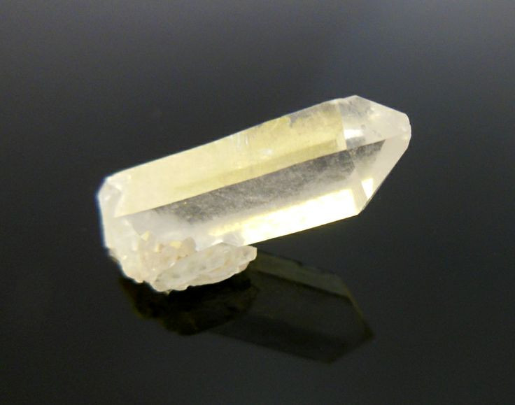  5. Một số tinh thể thạch anh có thể phát sáng dưới tia UV. Một số loại thạch anh chứa tạp chất đặc biệt có khả năng phát quang khi tiếp xúc với tia cực tím, tạo nên hiệu ứng ánh sáng đẹp mắt. Ảnh: Pinterest.