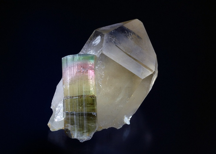  6. Thạch anh được sử dụng trong công nghệ hiện đại. Do đặc tính ổn định và khả năng dao động chính xác, thạch anh được dùng trong sản xuất vi mạch, máy tính, điện thoại và nhiều thiết bị công nghệ khác. Ảnh: Pinterest.