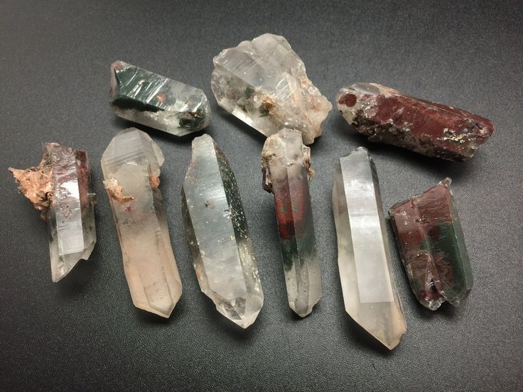  4. Nó có thể tạo ra điện khi chịu áp lực. Hiện tượng này gọi là hiệu ứng áp điện, khiến thạch anh trở thành vật liệu quan trọng trong đồng hồ, máy đo áp suất và nhiều thiết bị điện tử khác. Ảnh: Pinterest.