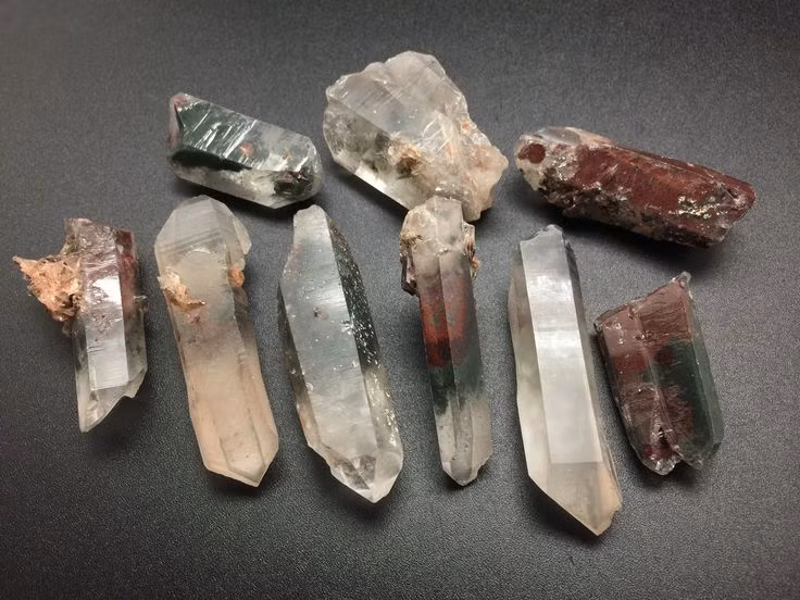  4. Nó có thể tạo ra điện khi chịu áp lực. Hiện tượng này gọi là hiệu ứng áp điện, khiến thạch anh trở thành vật liệu quan trọng trong đồng hồ, máy đo áp suất và nhiều thiết bị điện tử khác. Ảnh: Pinterest.