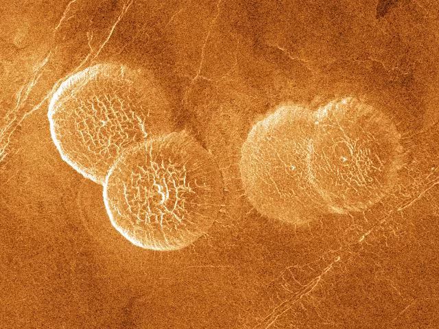  7. Chương trình Venera đã giúp xác định thành phần khí quyển Sao Kim. Nhờ các sứ mệnh Venera, các nhà khoa học đã xác định được rằng khí quyển Sao Kim chứa hơn 96% carbon dioxide, dẫn đến hiệu ứng nhà kính cực mạnh làm cho hành tinh này nóng hơn cả Sao Thủy, dù nằm xa Mặt Trời hơn. Ảnh: Pinterest.