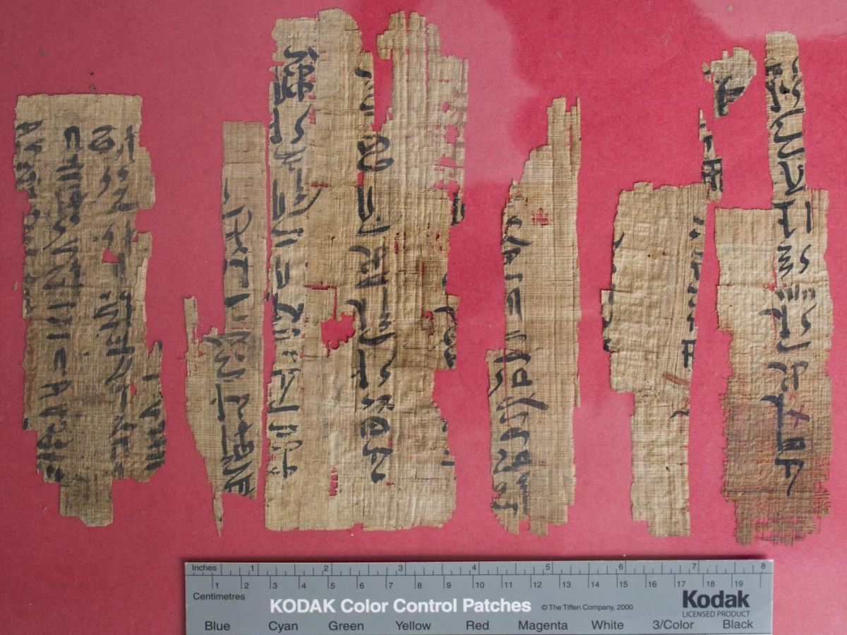  1. Berlin Papyrus 3024 có niên đại hơn 3.800 năm. Bản thảo này được viết vào khoảng thời kỳ Trung Vương quốc Ai Cập (khoảng năm 1800 TCN), cho thấy trình độ học thuật cao của nền văn minh này từ rất sớm. Ảnh: Roger Pearse.