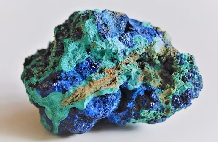  5. Được sử dụng làm bột màu trong hội họa. Trước khi có thuốc nhuộm tổng hợp, azurite được nghiền thành bột để tạo ra màu xanh lam trong các bức tranh thời kỳ Phục hưng. Ảnh: Pinterest.