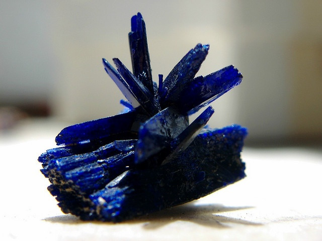  1. Tên gọi xuất phát từ màu sắc. Tên " Azurite" bắt nguồn từ tiếng Ba Tư, có nghĩa là màu xanh lam, phản ánh sắc thái đặc trưng của khoáng vật này. Ảnh: Pinterest.