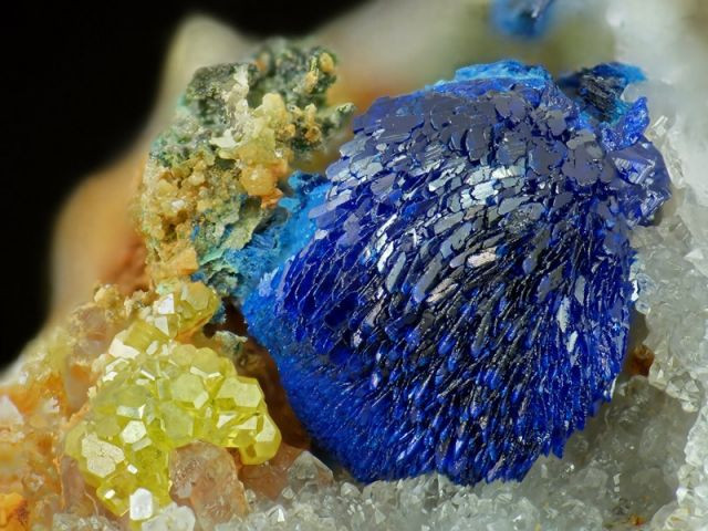  4. Được người Ai Cập cổ đại sử dụng. Người Ai Cập cổ đại đã sử dụng azurite để chế tạo mỹ phẩm, trang sức và thậm chí làm bột màu trang trí trên lăng mộ. Ảnh: Pinterest.