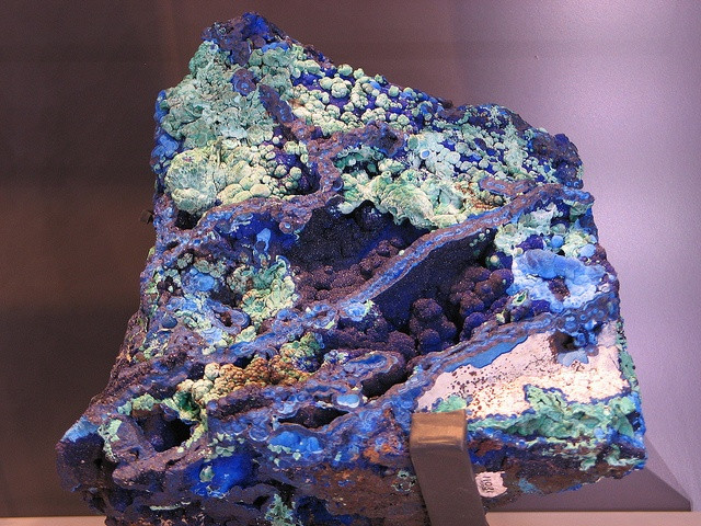  7. Có thể phát sáng dưới tia cực tím. Một số mẫu azurite có tính huỳnh quang nhẹ, phát sáng khi được chiếu tia cực tím, tạo nên hiệu ứng hấp dẫn trong điều kiện thích hợp. Ảnh: Pinterest.