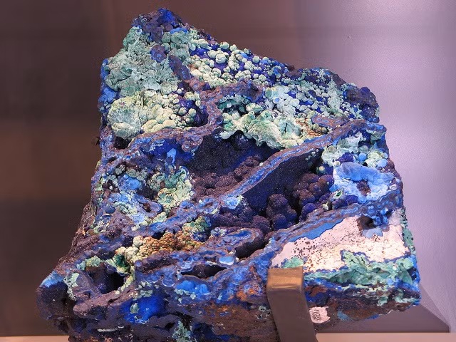  7. Có thể phát sáng dưới tia cực tím. Một số mẫu azurite có tính huỳnh quang nhẹ, phát sáng khi được chiếu tia cực tím, tạo nên hiệu ứng hấp dẫn trong điều kiện thích hợp. Ảnh: Pinterest.