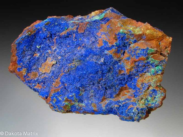  3. Có thể chuyển hóa thành malachite. Azurite dễ bị phong hóa và dần dần biến đổi thành malachite, một khoáng vật có màu xanh lục đặc trưng. Ảnh: Pinterest.