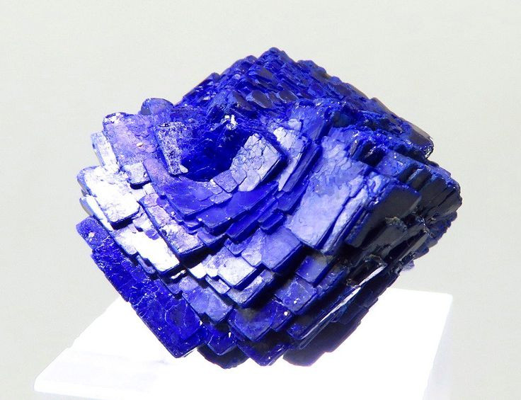  6. Được sử dụng trong trang sức nhưng khá mềm. Với độ cứng chỉ khoảng 3,5 - 4 trên thang Mohs, azurite dễ trầy xước và không bền bằng nhiều loại đá quý khác, nên cần bảo quản cẩn thận khi dùng làm trang sức. Ảnh: Pinterest.