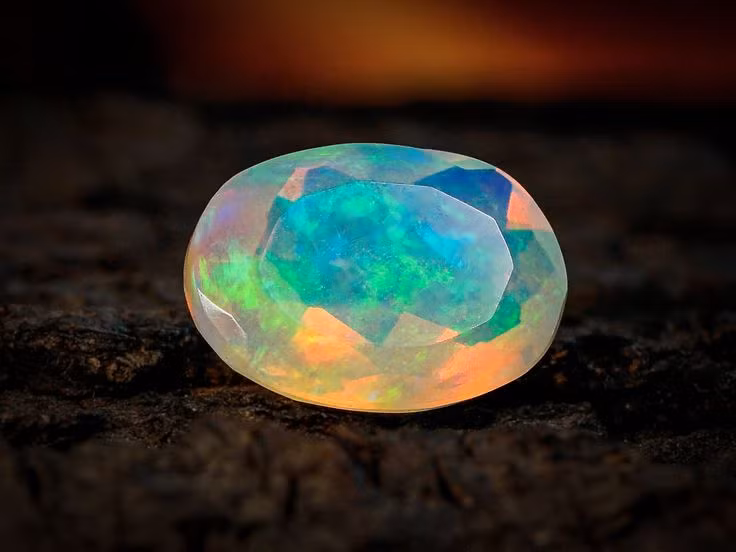  8. Được sử dụng trong trang sức và phong thủy. Nhờ vẻ đẹp lung linh huyền ảo, opal được ưa chuộng trong chế tác trang sức cao cấp. Ngoài ra, theo phong thủy, opal giúp cân bằng cảm xúc, kích thích sáng tạo và bảo vệ chủ nhân khỏi năng lượng tiêu cực. Ảnh: Pinterest.