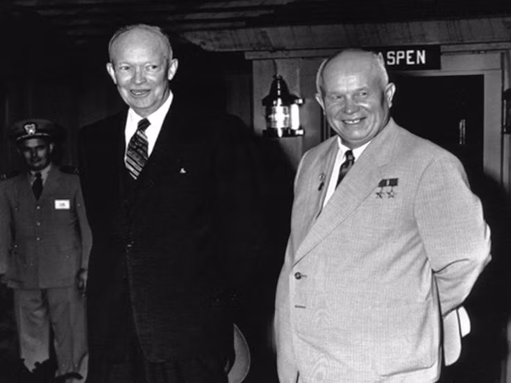  7. Được Nikita Khrushchev tặng bản sao cho Tổng thống Mỹ. Nhằm thể hiện sức mạnh khoa học của Liên Xô, nhà lãnh đạo Nikita Khrushchev đã tặng một bản sao huy chương của Luna 2 cho Tổng thống Mỹ Dwight D. Eisenhower trong chuyến thăm Mỹ năm 1959. Ảnh: Pinterest.