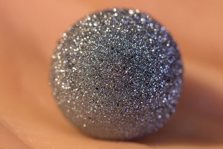  4. Là kim loại có mật độ cao nhất. Osmium có mật độ lên tới 22,59 g/cm³, cao hơn bất kỳ nguyên tố nào khác trên bảng tuần hoàn hóa học, thậm chí vượt cả iridium. Ảnh: Pinterest.