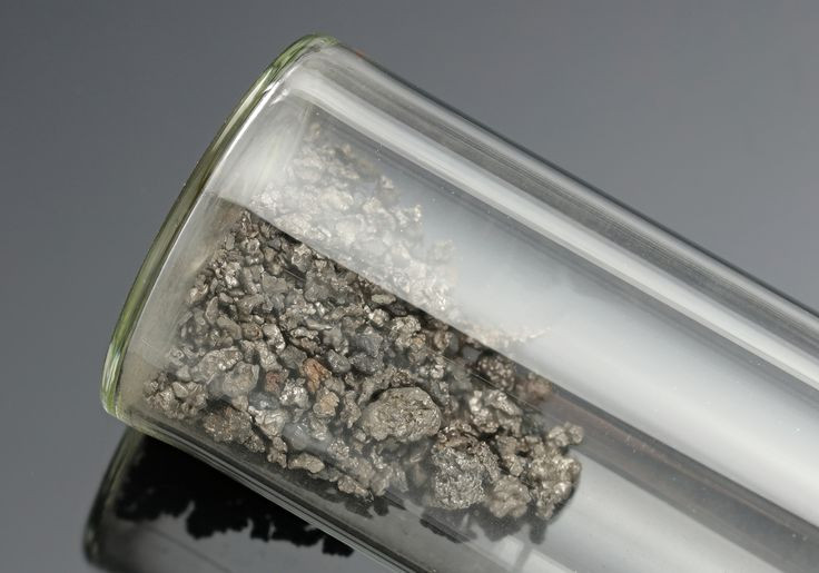  8. Osmium có ứng dụng đặc biệt trong công nghệ. Nhờ độ cứng và độ bền cao, osmium được sử dụng trong các tiếp điểm điện, đầu bút máy cao cấp và thậm chí cả các hợp kim siêu bền. Ảnh: Pinterest.