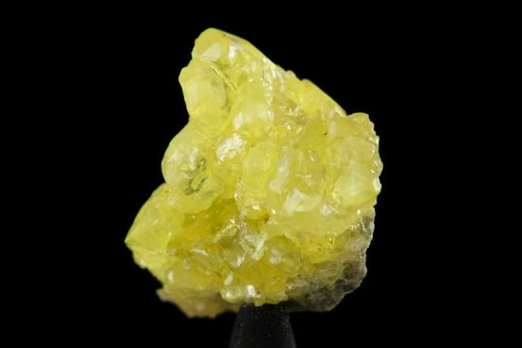  2. Nó có thể tồn tại ở nhiều dạng khác nhau. Lưu huỳnh có thể xuất hiện ở dạng tinh thể màu vàng tươi, dạng bột, hoặc thậm chí ở trạng thái lỏng khi gặp nhiệt độ cao. Trong tự nhiên, nó thường được tìm thấy gần miệng núi lửa, suối nước nóng và các khu vực có hoạt động địa chất mạnh. Ảnh: Pinterest.