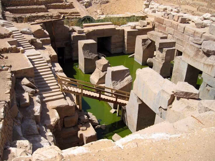  2. Có kiến trúc khác biệt so với các công trình Ai Cập khác. Khác với hầu hết các đền đài Ai Cập, giếng Osirion được xây dựng bằng những khối đá granite khổng lồ, không có chạm khắc hay ký tự tượng hình, làm dấy lên nhiều giả thuyết về nguồn gốc của nó. Ảnh: Pinterest.