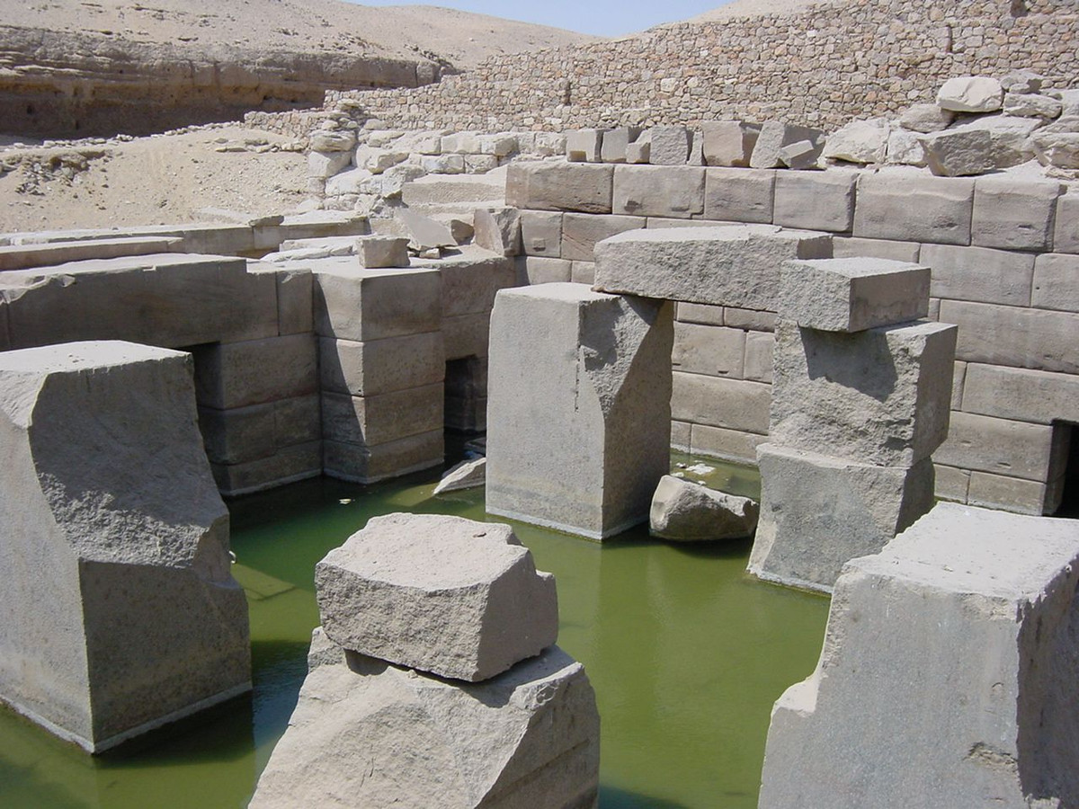  7. Được so sánh với kiến trúc của Atlantis. Một số giả thuyết cho rằng giếng Osirion có thể có liên hệ với nền văn minh Atlantis thất lạc, do sự tương đồng trong kiến trúc và kỹ thuật xây dựng so với các mô tả về Atlantis trong các văn bản cổ đại. Ảnh: Pinterest.