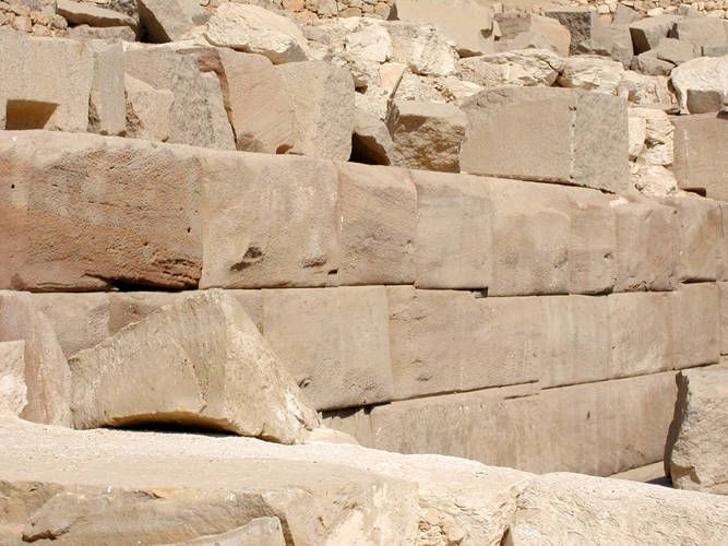  6. Những tảng đá có kích thước khổng lồ. Công trình này được xây dựng từ những khối đá granite đỏ nặng hàng chục tấn, một kỹ thuật xây dựng đòi hỏi trình độ cao mà các nhà khảo cổ vẫn chưa thể giải thích hoàn toàn. Ảnh: Pinterest.