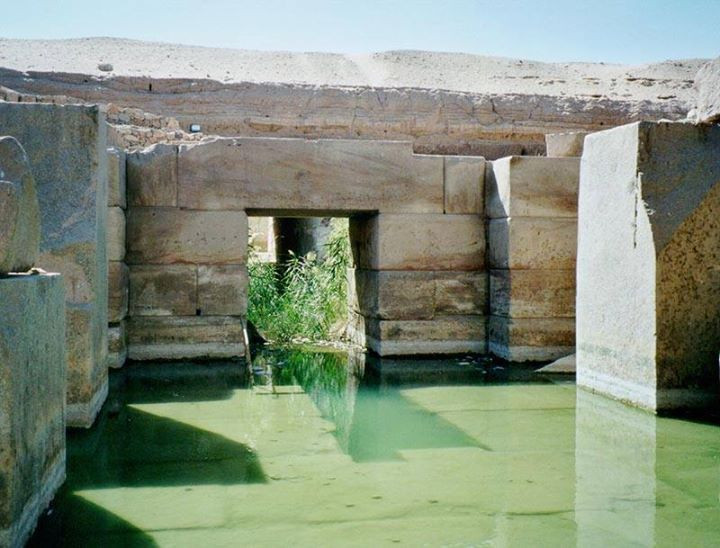  5. Có hệ thống nước ngầm bí ẩn. Một trong những đặc điểm kỳ lạ của giếng Osirion là nước ngầm luôn tràn vào khu vực này, dù không có nguồn nước rõ ràng. Ảnh: Pinterest.