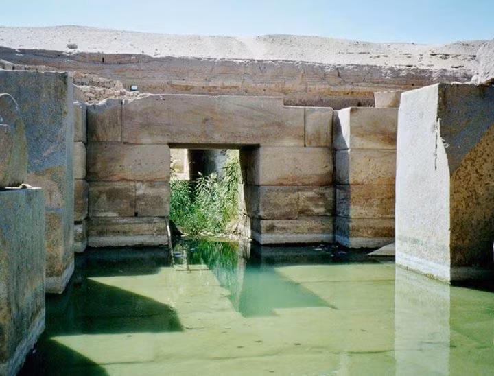  5. Có hệ thống nước ngầm bí ẩn. Một trong những đặc điểm kỳ lạ của giếng Osirion là nước ngầm luôn tràn vào khu vực này, dù không có nguồn nước rõ ràng. Ảnh: Pinterest.