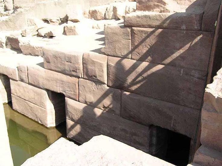  8. Đến nay, nguồn gốc thực sự của giếng Osirion vẫn còn là bí ẩn. Dù đã có nhiều nghiên cứu, nhưng các nhà khảo cổ vẫn chưa thể xác định chính xác ai đã xây dựng giếng Osirion và vào thời điểm nào, khiến nó trở thành một trong những công trình bí ẩn nhất của Ai Cập cổ đại. Ảnh: Pinterest.