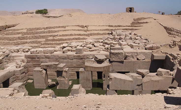  3. Có thể có niên đại lâu đời hơn thời kỳ của Seti I. Mặc dù nằm bên cạnh đền Seti I, nhưng nhiều nhà nghiên cứu tin rằng giếng Osirion có thể đã tồn tại từ trước, có thể từ thời kỳ Tiền triều đại Ai Cập hoặc thậm chí xa hơn. Ảnh: Pinterest.