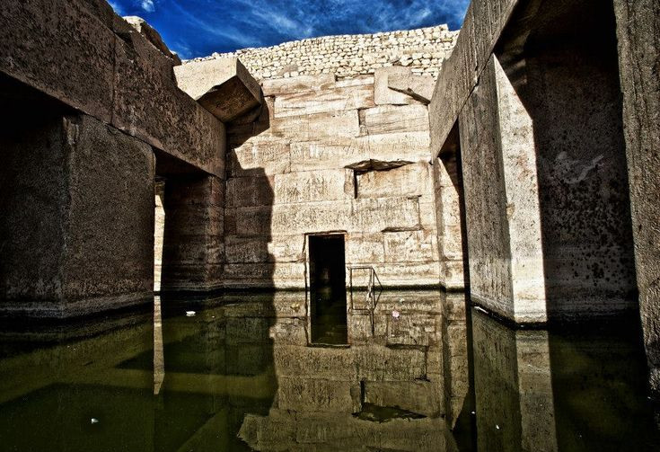  4. Được cho là nơi thờ thần Osiris. Theo nhiều nhà Ai Cập học, giếng Osirion có thể là một địa điểm thiêng liêng gắn liền với Osiris – vị thần của sự tái sinh và thế giới bên kia trong thần thoại Ai Cập. Ảnh: Pinterest.