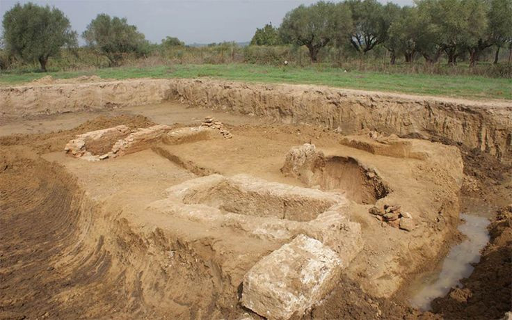  7. Một phần thành phố bị chôn vùi trên đất liền. Không chỉ chìm dưới nước, các di tích của Helike còn được tìm thấy dưới các lớp đất đá trên đất liền, cho thấy quy mô lớn của thành phố này. Ảnh: Pinterest.