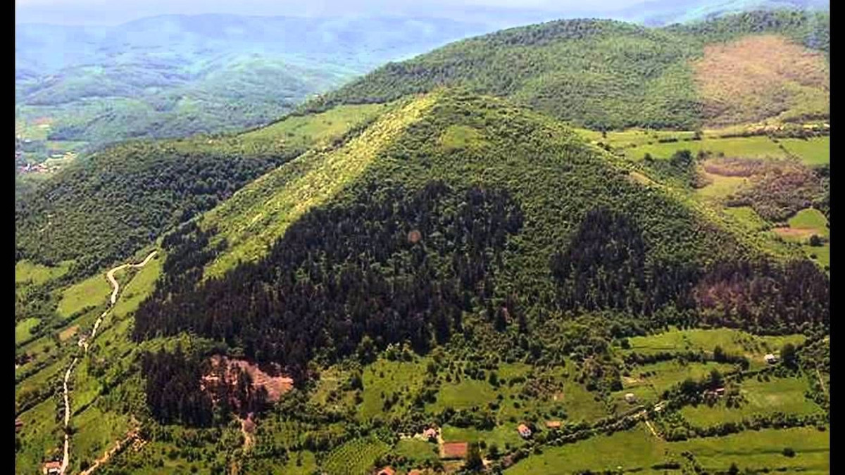  3. Hệ thống đường hầm phức tạp bên dưới. Một mạng lưới đường hầm dài hàng kilomet đã được phát hiện bên dưới khu vực kim tự tháp, với nhiều dấu tích cho thấy chúng có thể từng được con người sử dụng từ xa xưa. Ảnh: Pinterest.