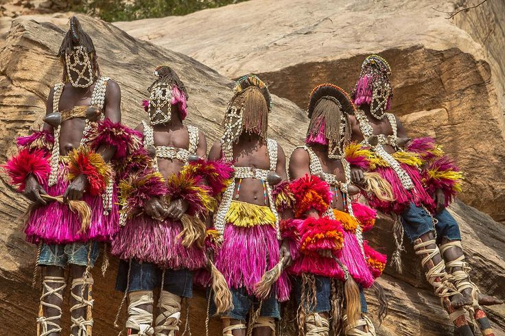  4. Liên quan đến các vị thần đến từ bầu trời. Theo truyền thuyết của người Dogon, tổ tiên của họ đã nhận được kiến thức từ các thực thể đến từ vũ trụ, được gọi là Nommo. Những sinh vật này được miêu tả như những vị thần hoặc sứ giả vũ trụ đã mang lại sự sống và tri thức cho nhân loại. Ảnh: Pinterest.