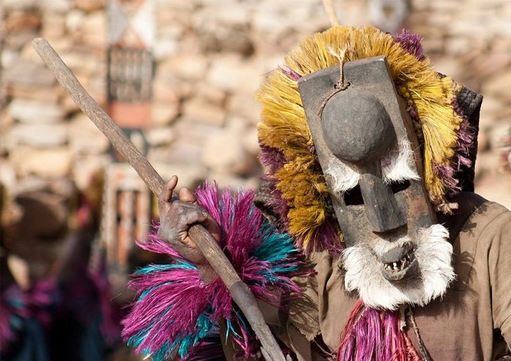  2. Nhắc đến sự tồn tại của Sirius B trước khi khoa học xác nhận. Người Dogon tin rằng Sirius B, một ngôi sao lùn trắng quay quanh Sirius A, là trung tâm của sự sáng tạo. Điều kỳ lạ là Sirius B chỉ được phát hiện bởi các nhà thiên văn học vào thế kỷ 20, nhưng truyền thuyết Dogon đã mô tả nó từ rất lâu trước đó. Ảnh: Pinterest.